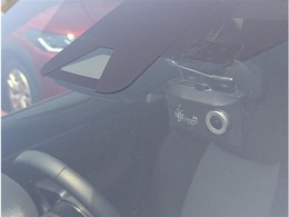 こちらの車両は衝突防止装置やドライブレコーダーが付いております♪