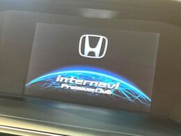 【メーカー純正ナビ】インテリアに溶け込むスタイリッシュな「専用設計」メーカーナビを装備♪視認性や操作性など基本性能にも優れ、より上質なカーライフをお楽しみいただけます。