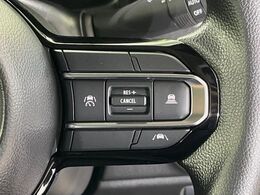 【アダプティブクルーズコントロール】高速道路での長距離走行が楽に！！自動で速度を保つクルーズコントロールが、衝突軽減システムと連携し、前方の車両を感知して車間を保つように速度調節してくれます！！