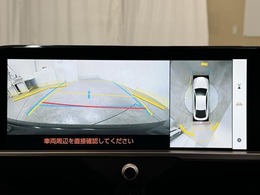 パノラミックビューモニターシステムが付いているので車の上から見た映像が確認できますよ。　一目で車両周辺の情報を確認できますが、直接安全をご確認下さい。