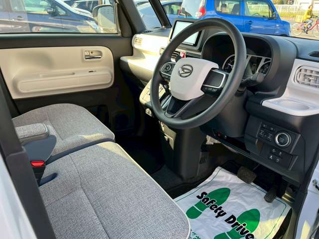 白がアクセントカラーの可愛い内装です！