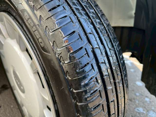 タイヤの溝もしっかりと残っています。