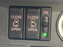 【両側パワースライドドア】スマートキーや運転席のスイッチで後席両側スライドドアの開閉が可能♪電動だから力を入れてドアを開ける必要が無く、小さなお子様でも簡単に開け閉めでき快適です♪