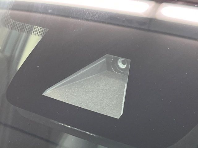 【プリクラッシュセーフティ】前方の車両等を検知し、衝突しそうな時は警報で注意を促し、ブレーキを踏む力をサポート。ブレーキを踏めなかった場合は衝突被害軽減ブレーキが作動、衝突回避をサポートします。
