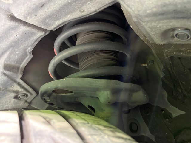 お車を安心してお乗りいただく為には、足回りの定期点検が欠かせません。サービスサポート（有償保証）では無料点検もご提供しており、安心のカーライフをお過ごしいただけるサポート体制が整っています。