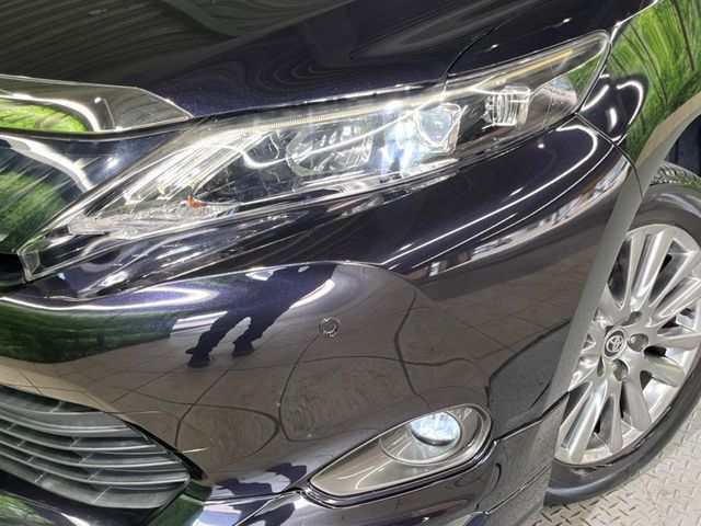 【LEDヘッドライト】悪天候や夜間走行時も良好な視界を確保し安心して運転できる高輝度LEDヘッドライトを装備！点灯速度が早く、消費電力も抑えられています。