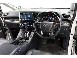 30系トヨタのアルファード、後期モデルが入荷しました。レギュラー走行のお車です。車両重量2010kg・JC08モード燃費は11.4km/L・直列4気筒エンジン・182馬力のお車です（※カタログ参照）。