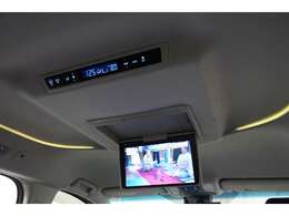 純正12インチフリップダウンモニター装備（＊＾＿＾＊）もちろんテレビ・DVDの両方楽しめます！！お子様とのお出かけ、ご友人とのドライブ、大人も子供も楽しめる車内で快適なカーライフはいかがでしょうか？？