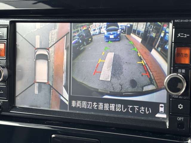 クルマを真上から見下ろしているかのような映像によって、車庫入れや縦列駐車などの駐車時に、自車と駐車位置の関係をひと目で確認でき、スムースな駐車をサポートします。