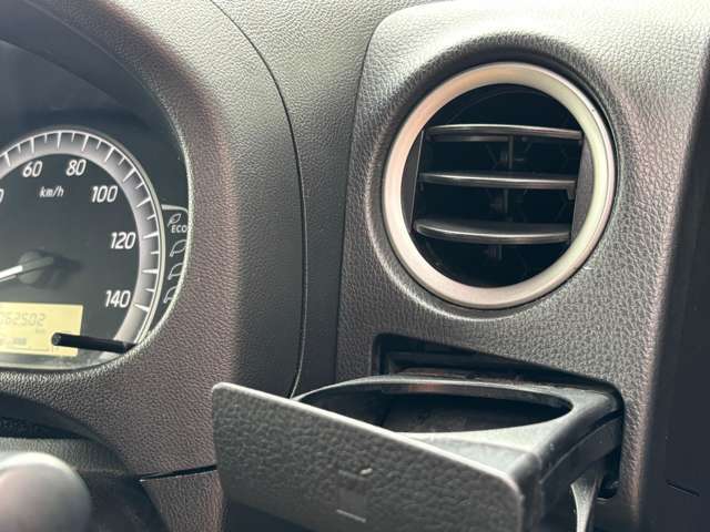 運転席側純正装備のドリンクホルダーです。エアコンルーパーに引っ掛ける不安定なホルダーとは違い、多少重さのあるペットボトルでもしっかり支えることができます。