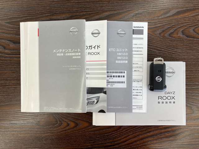 取扱説明書も付属します。この一冊があれば、わからない時にその場で解決できることがあります。スマホでも調べることができますが、電波がないときなどスマホが使えない時にも調べることができるので安心です。