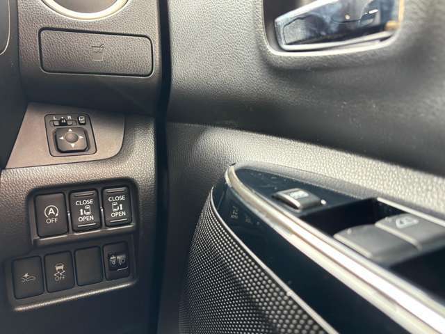 運転席右下です。ドリンクホルダーやスイッチ類があります。