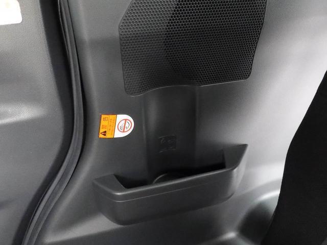 後部座席の手元にドリンクホルダがあります。