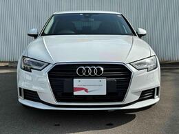 車両正面　シングルフレームグリルの中に輝くフォーリングス遠くからでもアウディ車だと見分けることができます。