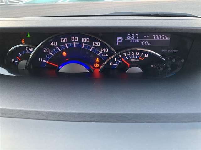 センターメーターで視界良好な運転席廻りです。　運転時の視線移動が少なくて済むので、安全性にも一役かってくれます。