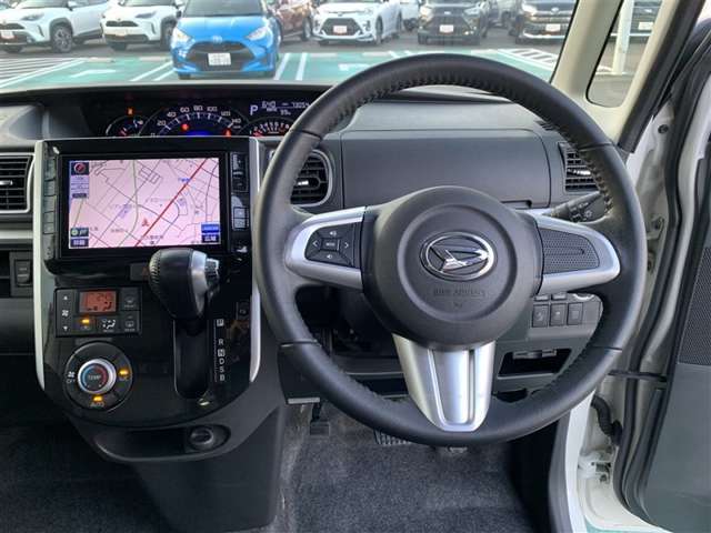 シンプルながら機能性溢れる運転席廻りです。視界性もよく、運転しやすいですよ。