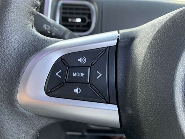 【ステアリングスイッチ】左です。ステアリングから手を離さず、運転に集中したまま手元でオーディオ操作等が出来ます。