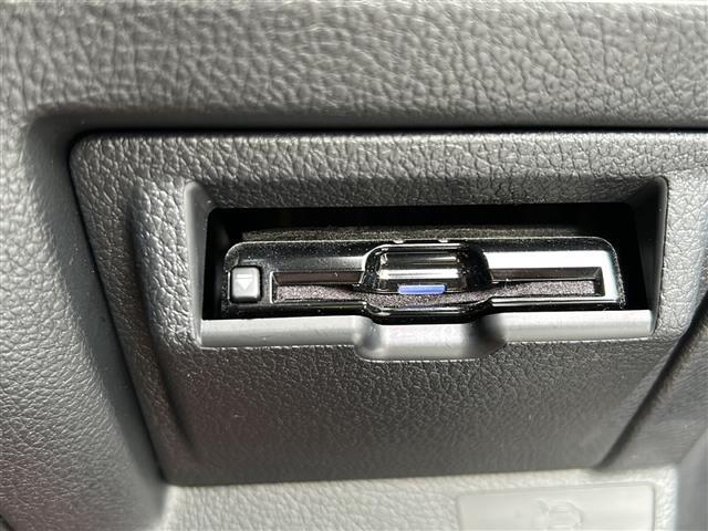 【ETC】有料道路を利用する際に料金所で停止することなく通過できる、ETC車載器（ノンストップ自動料金収受システム機器）が装備されています。セットアップを行うことで利用可能になります。