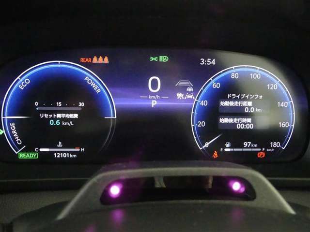 とっても見やすいメーターです。夜間時はラグジュアリーな気分にさせてくれる照明が魅力ですので、夜のドライブも楽しみになりますよ♪
