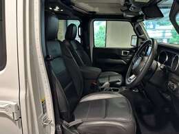 走行距離も少なく、レザーシートもかなり良い状態を維持しております。