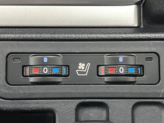 【シートベンチレーション】夏場は涼しい風でお尻や背中の熱やムレを防ぎ、冬はエアコンよりも早く温まってポカポカに！季節を問わず快適に過ごせます。