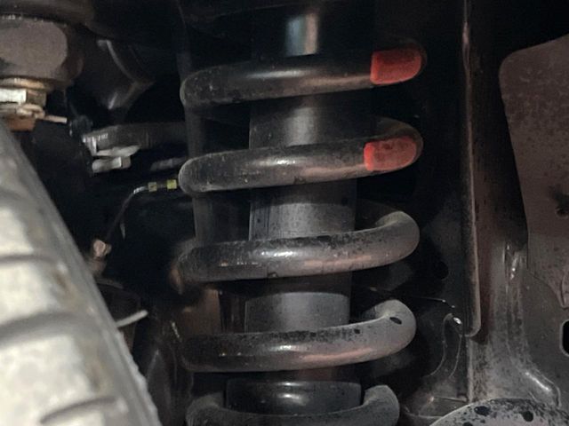 お車を安心してお乗りいただく為には、足回りの定期点検が欠かせません。サービスサポート（有償保証）では無料点検もご提供しており、安心のカーライフをお過ごしいただけるサポート体制が整っています。