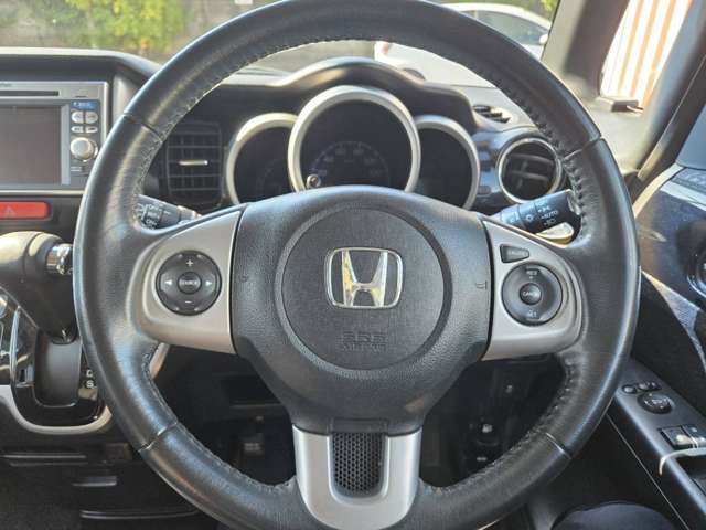 【ステアリング】手にしっかり馴染みとても運転しやすいハンドルです♪高級感もにじみ出ております