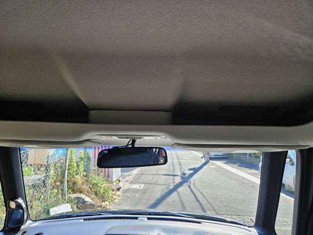【天井】シミや垂れ、タバコ焦げなどございません。キレイな状態が保たれており、ご納車前にさらに丁寧にクリーニングさせて頂きます