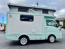 普通車登録なので、軽キャンピング車と比べて維持費が気になるかと思います。　自動車税＋弊社での車検料金を含む1年間の維持費はベース車となるハイゼットトラックで32，340円、こちらで61，420円です