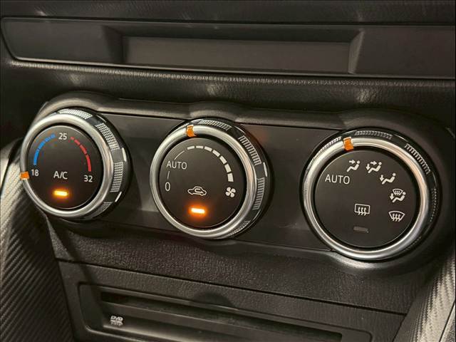 【オートエアコン】一度お好みの温度に設定すれば、車内の温度を検知し風量や温度を自動で調整。暑い…寒い…と何度もスイッチ操作をする必要はありません。快適な車内空間には必須の機能ですね♪