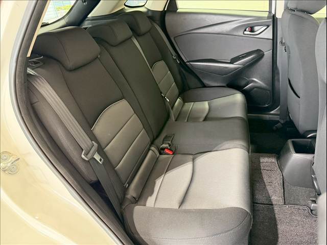 後部座席も気になるようなキズ・汚れやへたり等、大きなダメージはなく、良好な状態です。