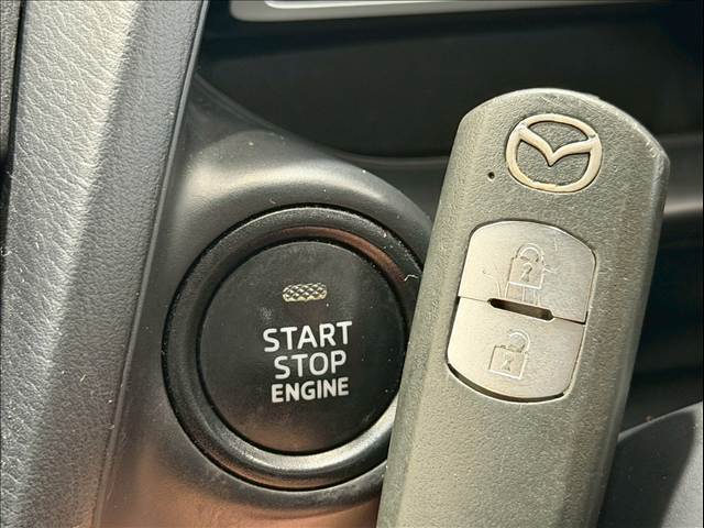 【スマートキー】カバンやポケットに入れたままでもドアの施錠・解錠が可能なスマートキーを装備。エンジンのオン・オフ時もカギを取り出す必要が無いからとっても便利です♪