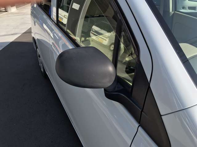ミラーは手動式。