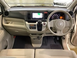 車内は光触媒抗菌消臭施工済です。インパネ周りはスタイリッシュなデザインです。グローブボックスやカップホルダーのほかにトレーなどたくさんの収納スペースが付いています。