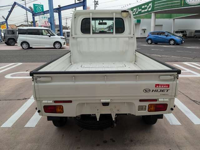 当店は、ご納車前にオイルやワイパーはもちろん、バッテリーやキーレスの電池なども交換してご納車致します。納車後に高額な交換部品が発生したりなどはありませんのでご安心ください。