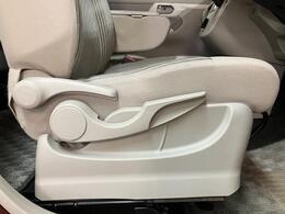 運転席にはシートリフターが付いておりますシートの高さ調整が可能です