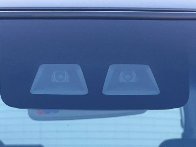 【スマートアシスト】走行中に前方の車両等を認識し、衝突しそうな時は警報とブレーキで衝突回避と被害軽減をアシスト。より安全にドライブをお楽しみいただけます。