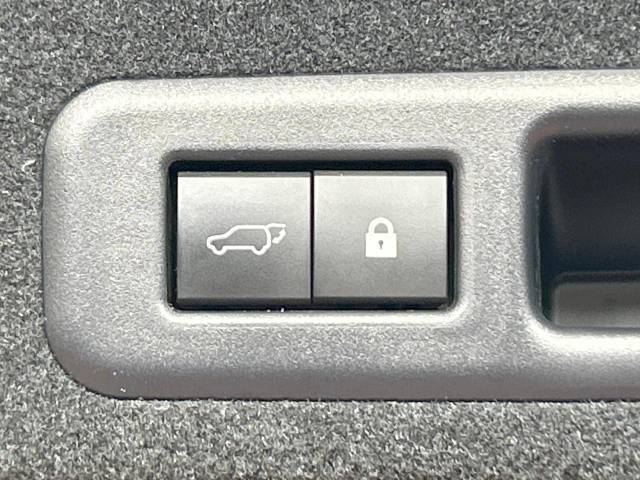 【パワーバックドア】スマートキーや運転席のボタンを押すだけでリアゲートが自動で開閉します！荷物を持っている時や、高い位置にあるバックドアを閉める際に便利な機能です♪