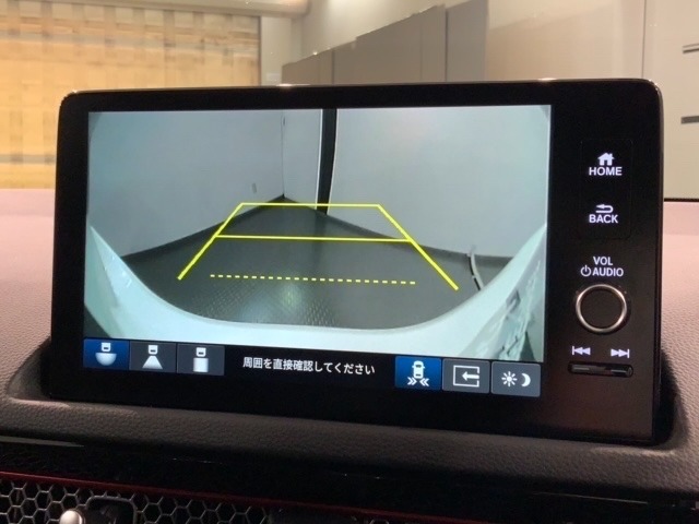 リバースギアに入れるだけで後方の表示へ切り替わります。夜間や雨の日の駐車も楽になりますよ。