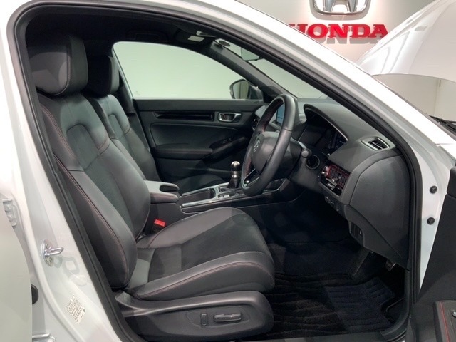 程よい硬さとホールド性が高くロングドライブも疲れにくいシートです。