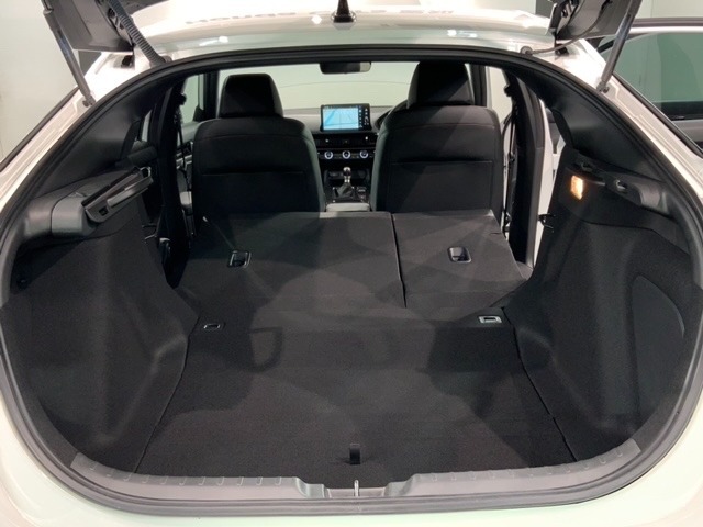 リア席を倒せば広々とした空間の出来上がり！床が低くフラットになり、天井までの高さがありますので積載が便利です。