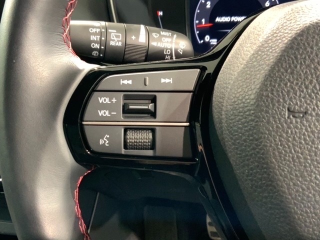 ステアリングにオーディオ操作スイッチが付いています。オーディオ画面に直接タッチしなくても操作が出来ますので、運転に集中できます。