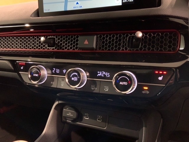 フロント両席にはシートヒーターが付いています！寒い日に便利な装備ですね。