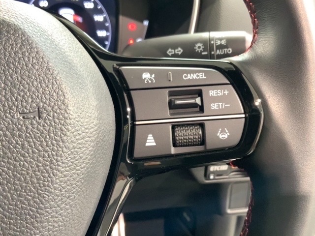 クルーズコントロールを装備しています。高速道路などで一定の速度で走ってくれるので運転が楽ですよ！速度を設定できますので、スピードの出しすぎにも注意できます。