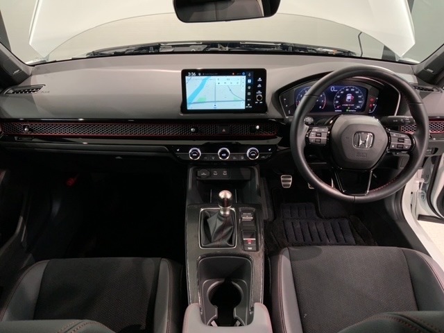 使いやすいレイアウトのダッシュボード周辺です。オートエアコンや小物入れなど嬉しい装備が満載です。