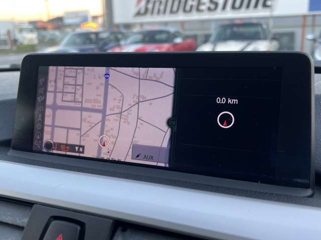 純正ナビが装備されております♪バックカメラもついており画面もクリアで見やすく運転中も確認しやすいです♪2画面表示も可能です♪Bluetooth接続もできます♪