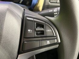 【アダプティブクルーズコントロール】高速道路での長距離走行が楽に！！自動で速度を保つクルーズコントロールが、衝突軽減システムと連携し、前方の車両を感知して車間を保つように速度調節してくれます！！