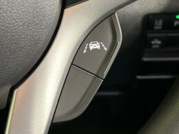 【車線逸脱抑制機能】高速道路走行時、車線からはみ出しそうな時にステアリングを制御し車線内を走行する様にアシスト。より安全な運転をサポートしてくれます！
