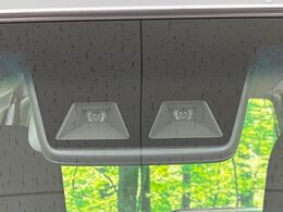 【スマートアシスト】走行中に前方の車両等を認識し、衝突しそうな時は警報とブレーキで衝突回避と被害軽減をアシスト。より安全にドライブをお楽しみいただけます。