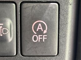 【アイドリングストップ】赤信号や渋滞で停車した際にエンジンを停止し、無駄な燃料の消費を抑えます。燃費向上や環境保護につなげる機能♪エンジンはブレーキを離せば再始動します。